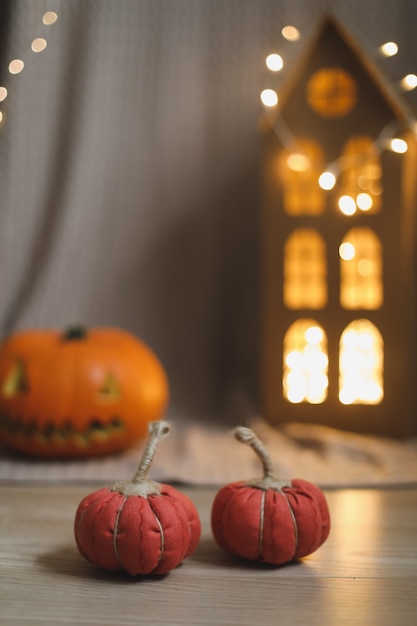 Composition confortable d'Halloween et d'automne avec la décoration de la maison d'octobre de citrouilles