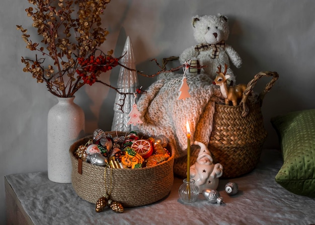 Composition confortable de Noël panier de bougie allumé avec une couverture tricotée décorations vintage de Noël sapin de Noël en céramique ours jouet Intérieur de maison de Noël confortable