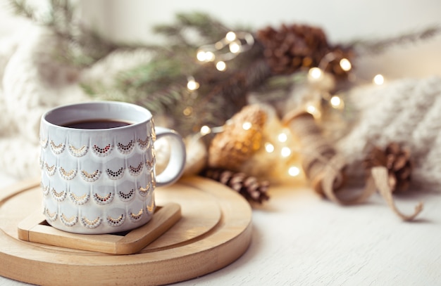 Composition confortable avec une tasse de Noël avec une boisson chaude. Confort d'hiver à la maison