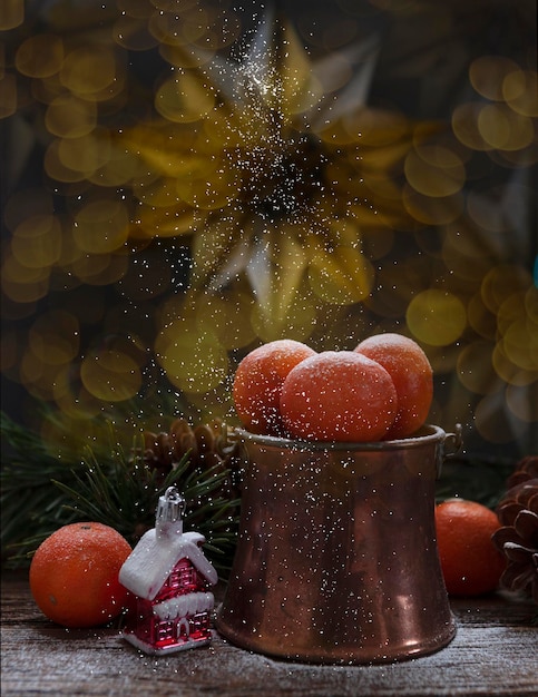 Composition confortable de vacances d'hiver avec des mandarines et des décorations de Noël du Nouvel An sur fond bokeah défocalisé