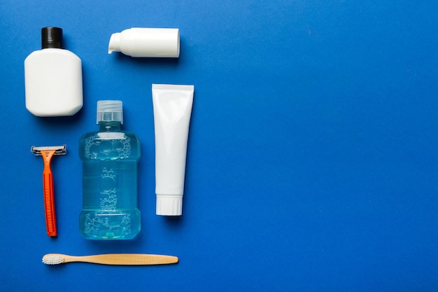 Composition avec des cosmétiques de bain sur table rasoir dentifrice savon gel brosse à dents rince-bouche et autres accessoires divers Cosmétiques pour la santé de la peau Maquette de bain pour votre logo