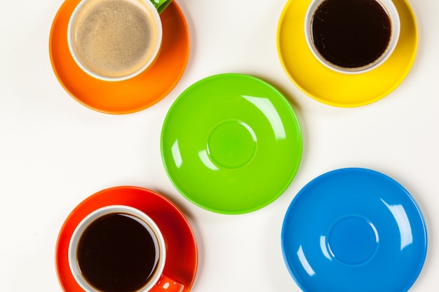 Composition de couleurs vives de tasses à café