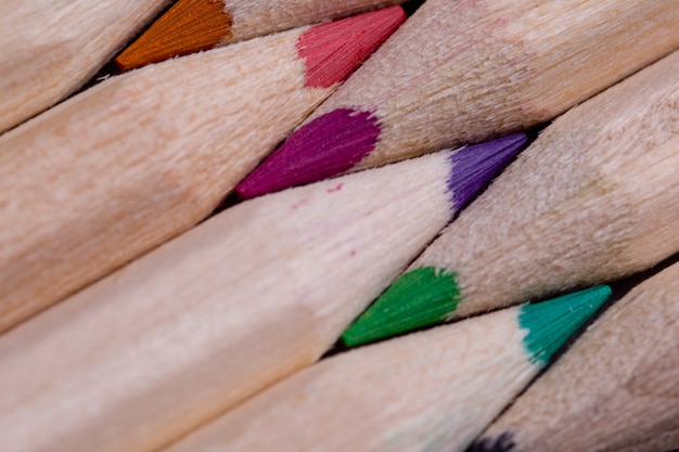 Une composition de crayons de bois dans une variété de couleurs