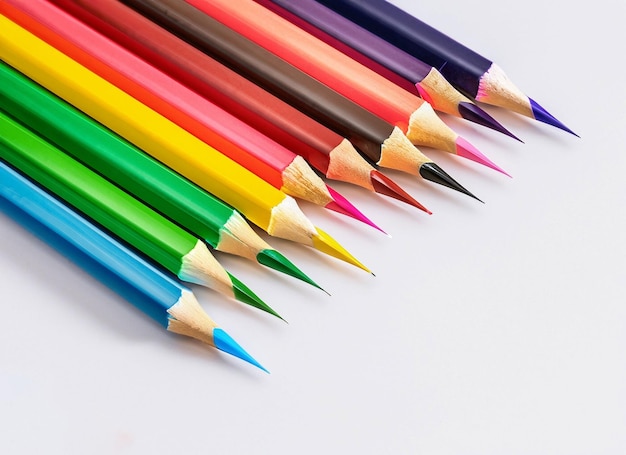 Composition de crayons multicolores sur fond blanc ai généré