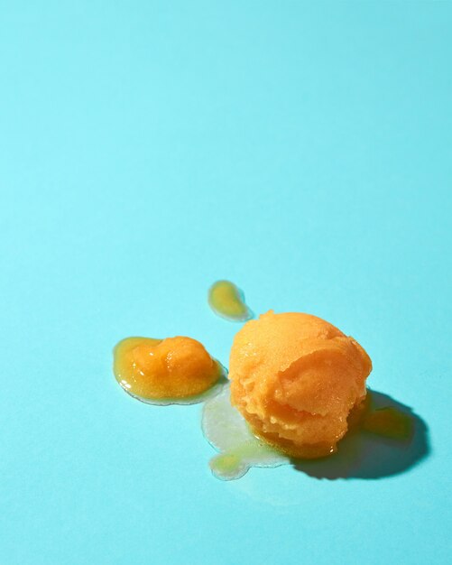 Composition créative de crème glacée fondue jaune