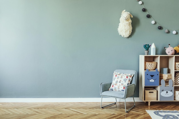 Composition créative d'un design d'intérieur de chambre d'enfant élégant et confortable avec mur d'eucalyptus, jouets en peluche, meubles et accessoires. Parquet de sol. Espace de copie. Modèle.