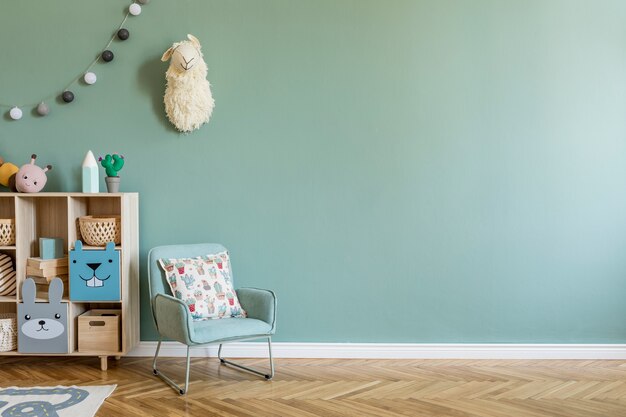 Composition créative d'un design d'intérieur élégant et confortable pour chambre d'enfant avec mur d'eucalyptus, jouets en peluche, meubles et accessoires. Parquet de sol. Copiez l'espace. Modèle.