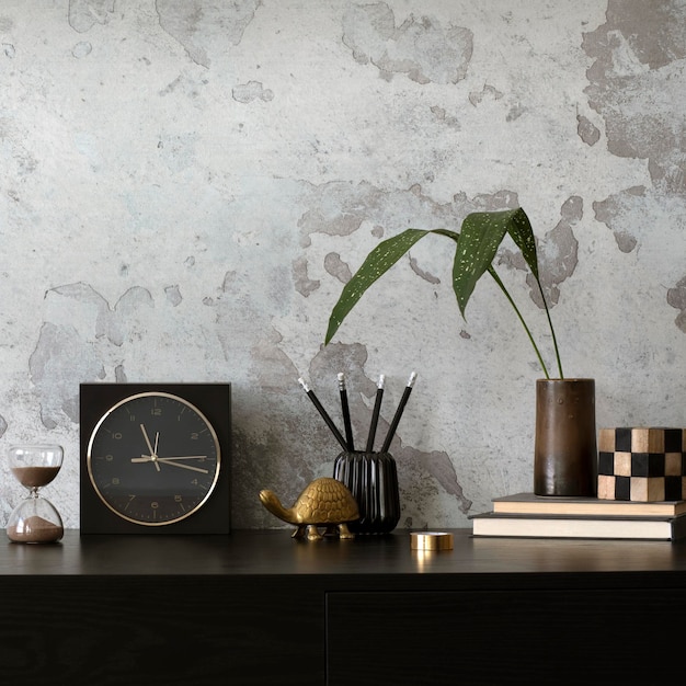 Composition créative de l'intérieur du bureau à domicile avec des ornements de bureau noirs sur le mur porte-crayon en béton gris et accessoires de bureau Modèle de décoration à la maison