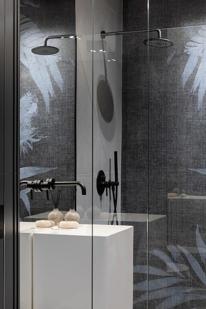 Composition créative de l'intérieur de la salle de bain dans une petite maison familiale. Mur coloré et accessoires de salle de bain neutres minimalistes. Modèle.