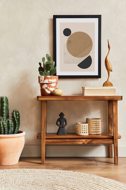 Composition créative d'un intérieur de salon élégant avec cadre d'affiche maquette, étagère en bois, cactus et accessoires personnels. L'amour des plantes et le concept de la nature. Modèle.