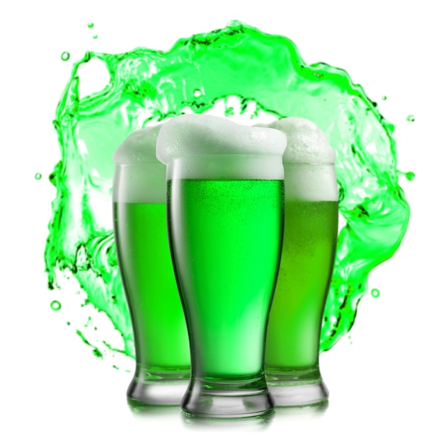 Composition créative avec trois grands verres de boisson alcoolisée de bière verte fraîche. Concept de la Saint-Patrick heureux.