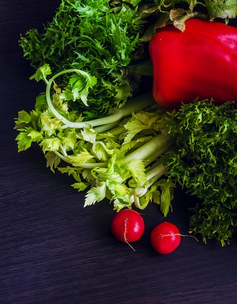 Composition avec crudités assorties