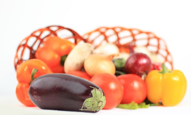 Composition avec crudités et panier en osier isolé sur blanc