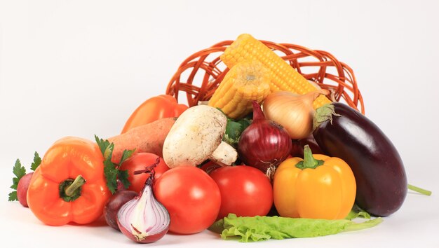 Composition avec crudités et panier en osier isolé sur blanc