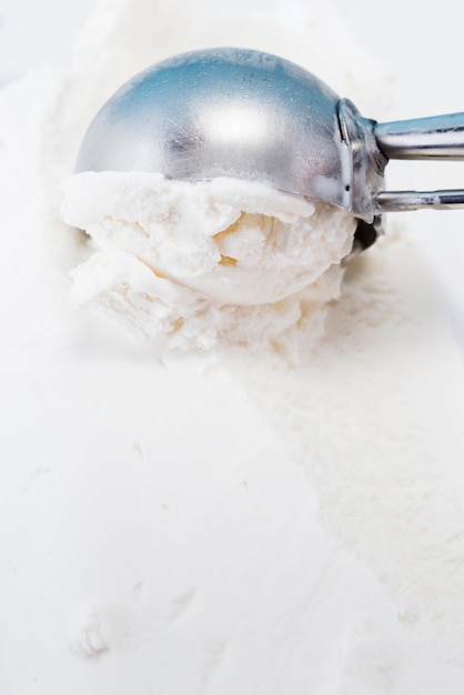 Photo composition d'une cuillère dans une délicieuse glace à la vanille