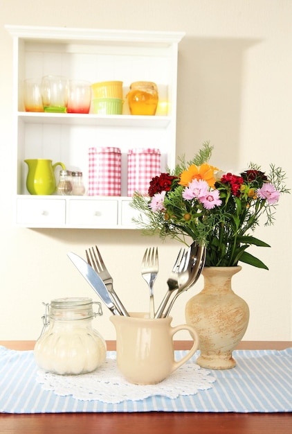 Composition de cuisine sur table sur fond d'étagère