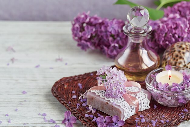 Composition de cure thermale avec sel de mer naturel, huile aromatique et fleurs lilas sur bois blanc