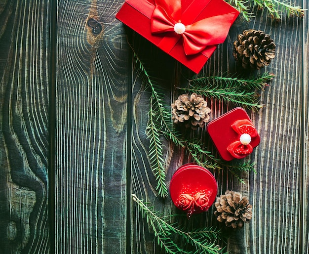 Composition de décoration de Noël sur fond de bois avec une belle boîte cadeau rouge