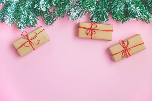Composition avec décoration de Noël sur fond rose pour carte de voeux