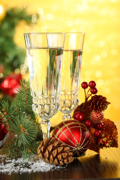 Composition avec des décorations de Noël et deux verres de champagne, sur fond clair