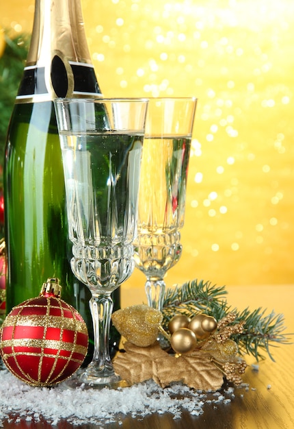 Composition avec des décorations de Noël et deux verres de champagne, sur fond clair