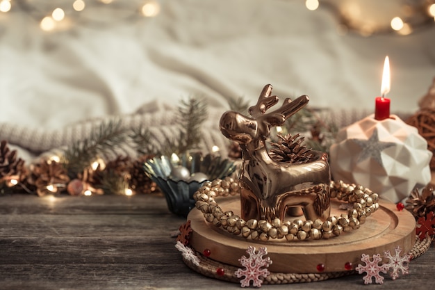 Composition avec des décorations de Noël à l'intérieur