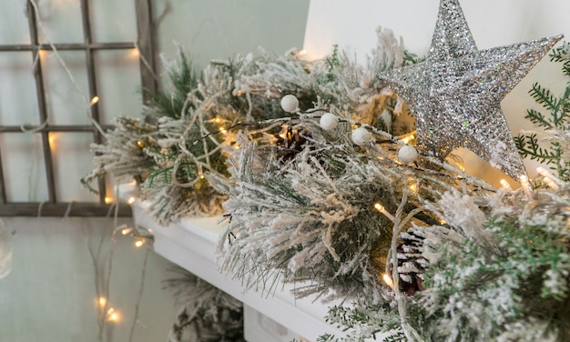 Composition de décorations de Noël avec sapin et guirlandes. les lumières scintillantes