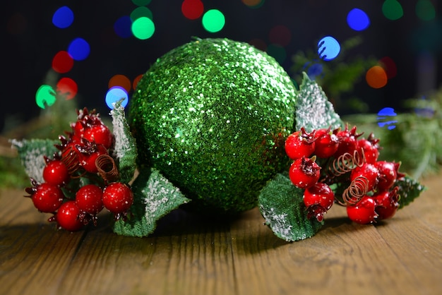 Composition de décorations de Noël sur table sur fond clair