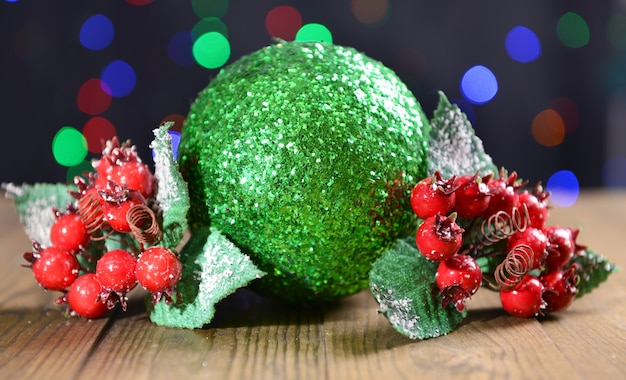 Composition de décorations de Noël sur table sur fond clair