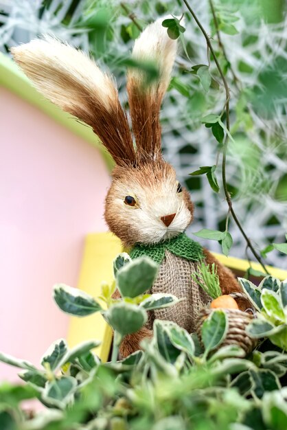 Composition décorative de Pâques avec lapin mignon et plantes vertes