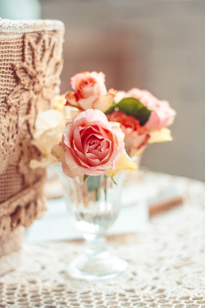 Composition délicate avec des fleurs dans un vase