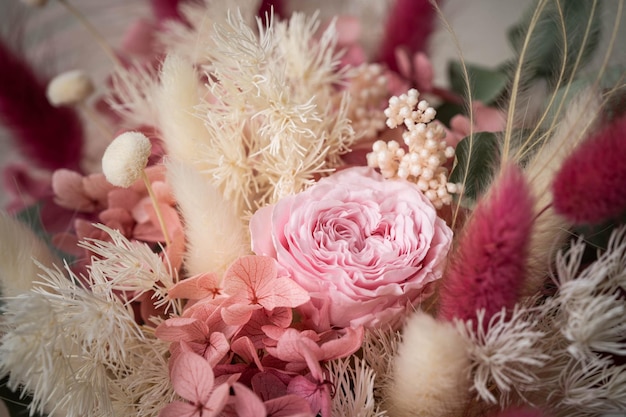 Composition délicate de fleurs séchées et stabilisées