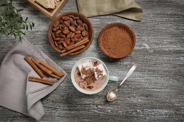 Composition avec une délicieuse boisson au cacao sur une table en bois