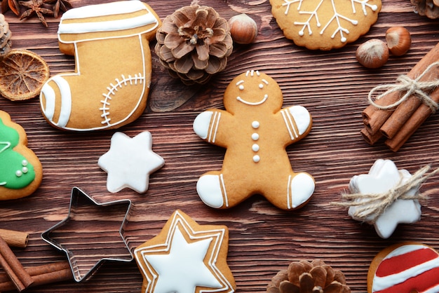 Composition de délicieux biscuits et décor de Noël sur table en bois, vue rapprochée