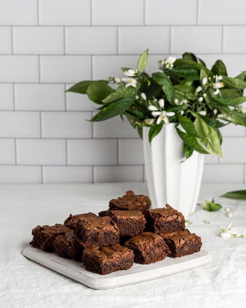 Photo composition de délicieux brownies maison