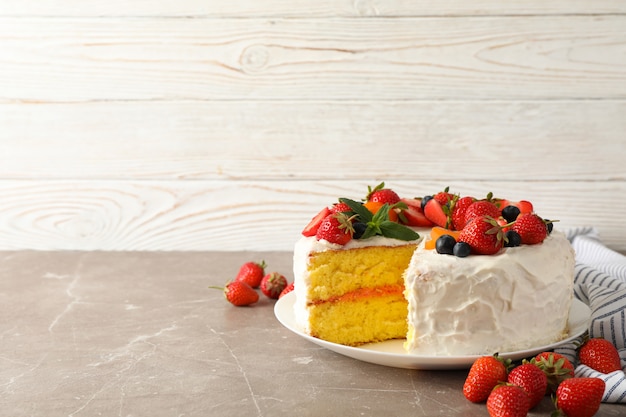 Composition avec un délicieux gâteau à la crème de baies. Dessert savoureux