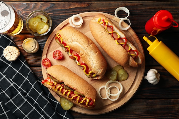Composition avec de délicieux hot-dogs sur bois