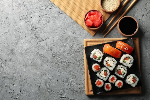 Composition avec de délicieux rouleaux de sushi. nourriture japonaise