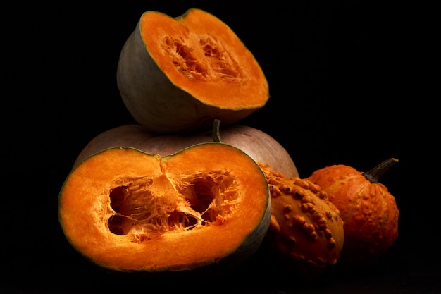 Composition de demi-citrouilles coupées sur un tableau noir