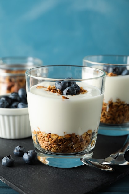 Composition avec des desserts parfaits sur fond bleu clair