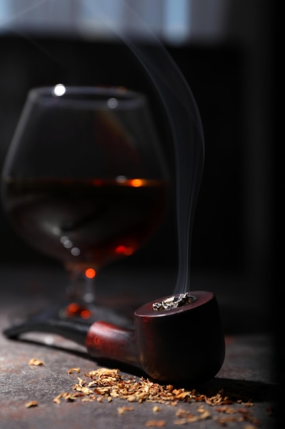 Composition de détente avec pipe et whisky