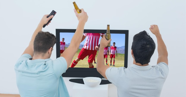 Composition de deux fans de sport masculins regardant un match de football à la télévision