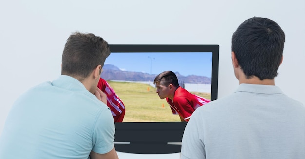 Composition de deux fans de sport masculins regardant un match de football à la télévision