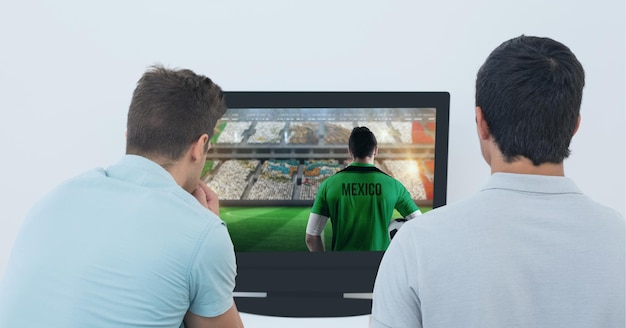 Composition de deux fans de sport masculins regardant un match de football à la télévision