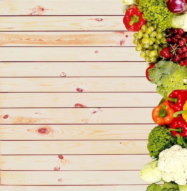 Composition différente de légumes frais sur le fond