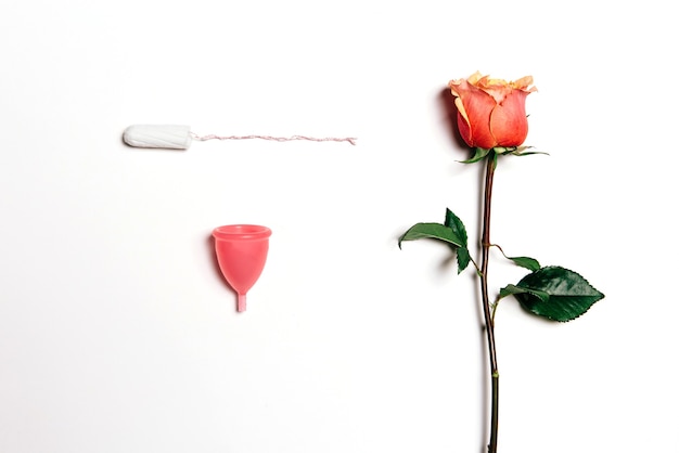 Composition de différentes méthodes d'hygiène intime féminine sur fond blanc. Vue d'en-haut.