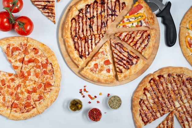 une composition de différents types de pizza italienne pizza en tranches pizza gros plan