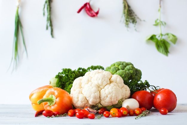 Composition de divers légumes frais sur une table en bois