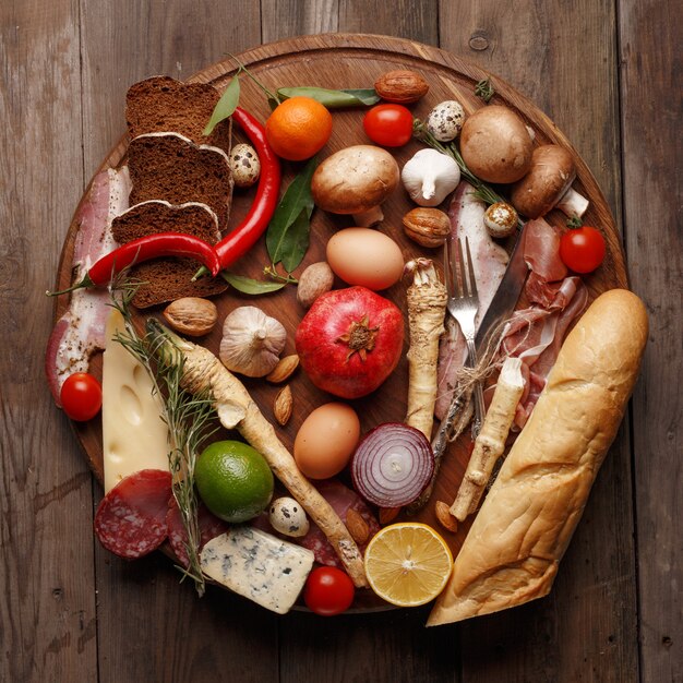 Composition de diverses denrées alimentaires sur une table en bois. Vue de dessus.