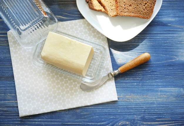 Photo composition avec du beurre sur table en bois